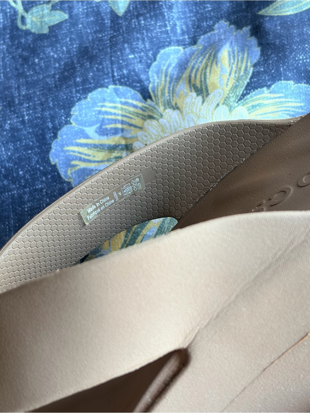 CROCS Women's Beige Platform Thong Sandals - Picture 5 of 7